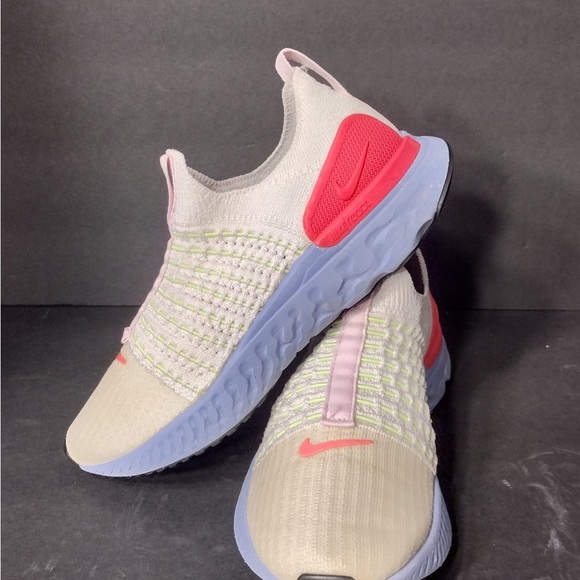 Nike Women's Pink and Cream Running Shoes size 6 pre owned Exellent condition - Picture 2 of 6